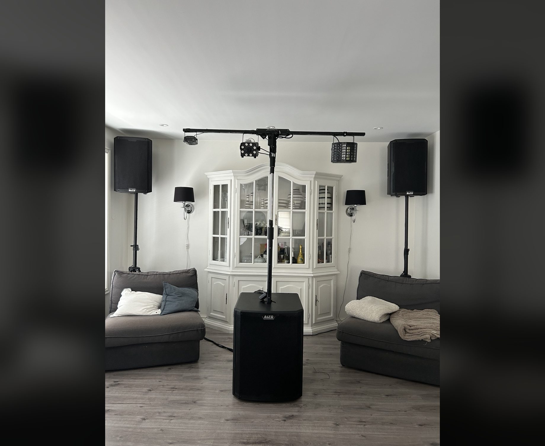 FestRiggen rigget opp i dagslys: lysbom med tre effekter, to høyttalere på stativ og subwoofer