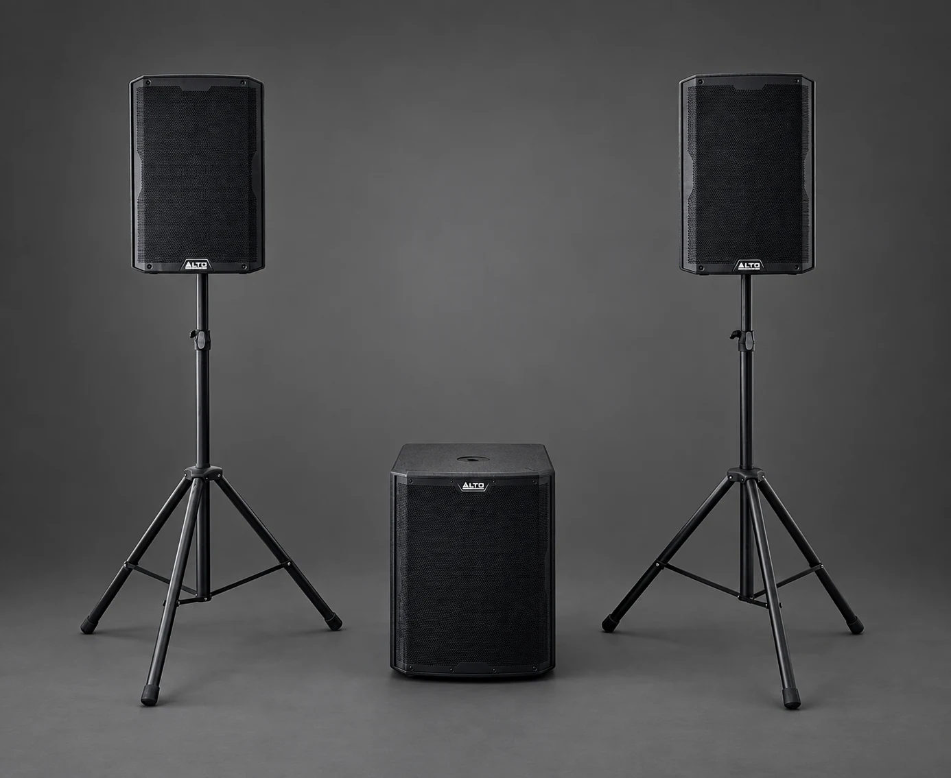 To høyttalere på stativer med én subwoofer mellom dem